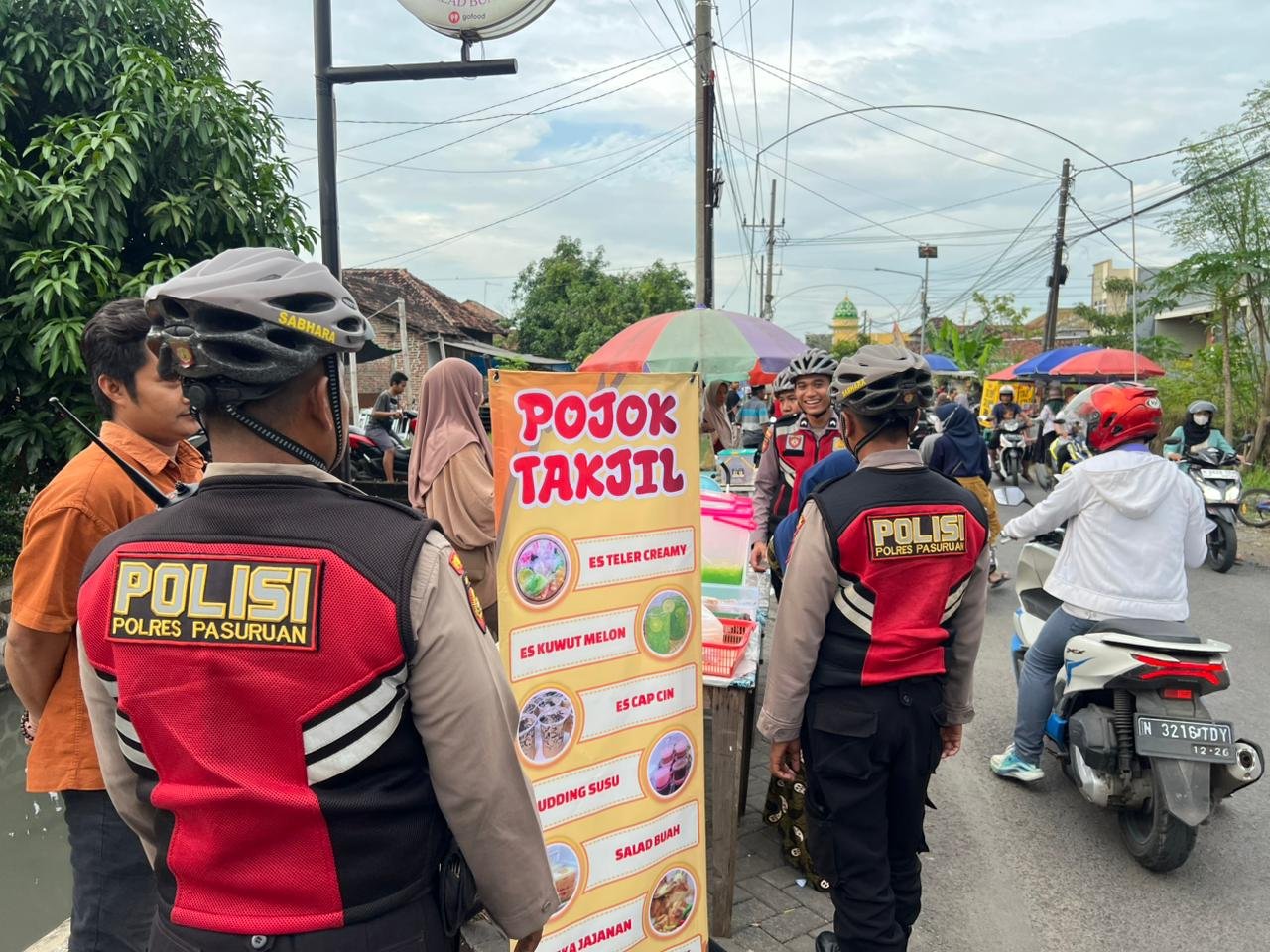 Sat Samapta Polres Pasuruan Patroli Asmara Senja di Gempeng–Bangil, Pedagang Takjil Dihimbau Jaga Ka