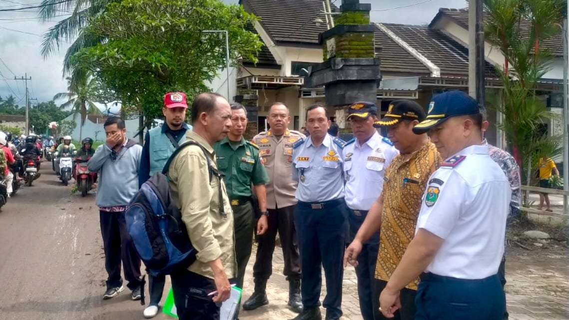 Putusnya Jembatan Sukowiryo Uji Ketangguhan, Polres Bondowoso Jawab dengan Aksi Nyata