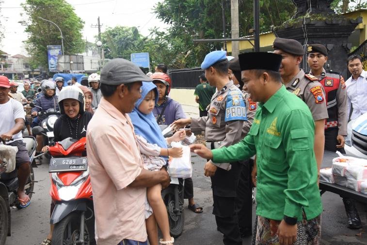 Polri Berbagi : Sat Samapta dan Sie Propam Polres Bondowoso Bagikan Ratusan Takjil