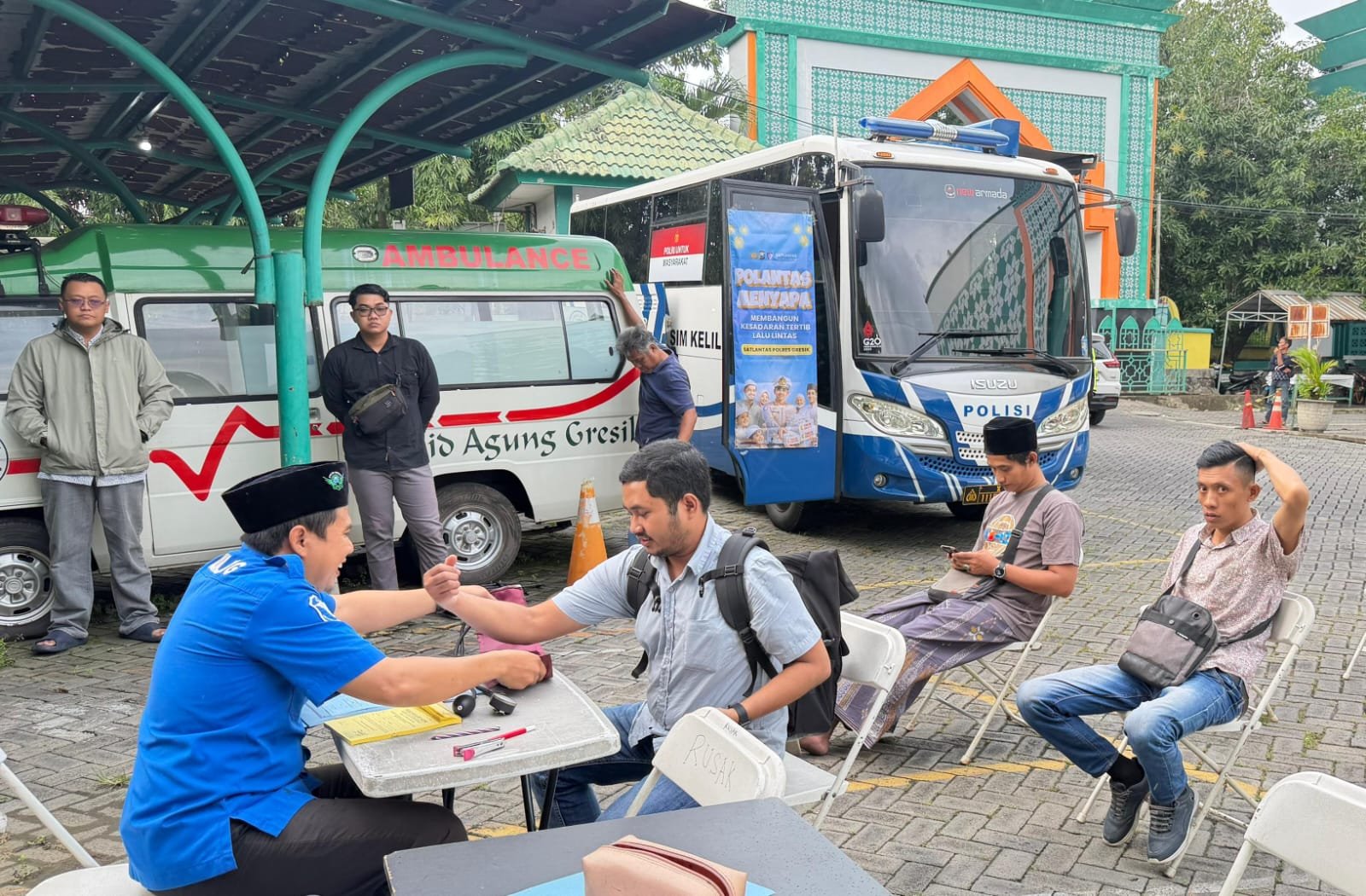 Sambil Menunggu Berbuka, Warga Gresik Antusias Urus SIM di Masjid Agung