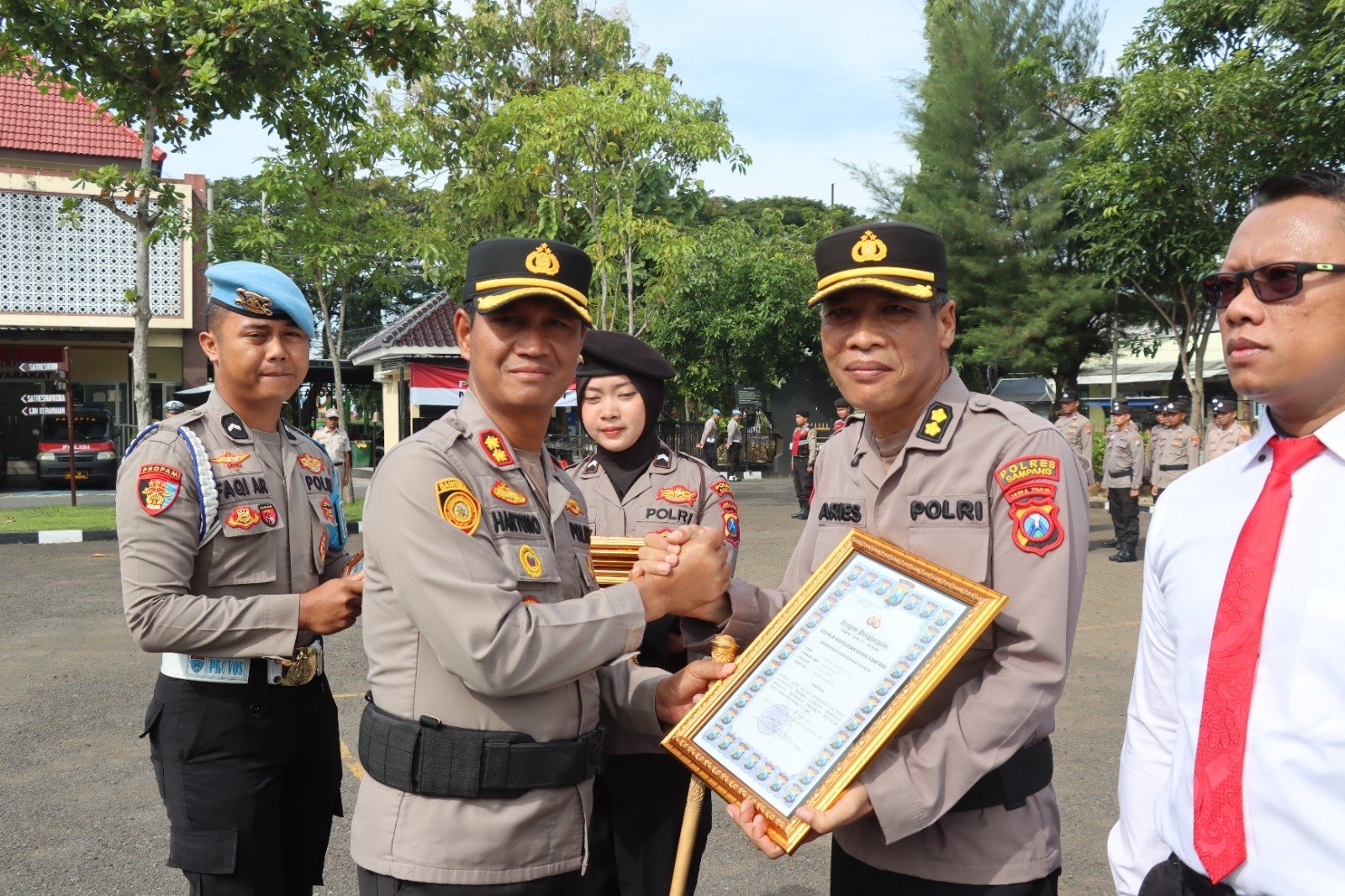 Apresiasi Kinerja Anggota, Kapolres Sampang Berikan Penghargaan Atas Raihan Predikat WBK Hingga Ungk
