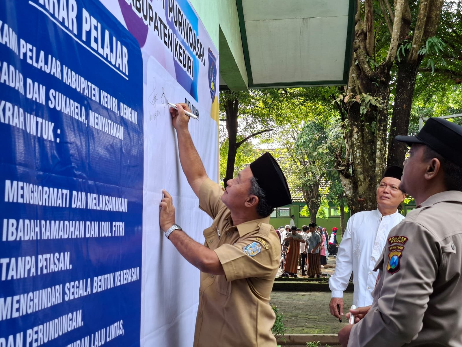 Ribuan Pelajar SMP Negeri 1 Purwoasri Gelar Apel Ikrar Anti Kekerasan dan Ramadan Tanpa Petasan