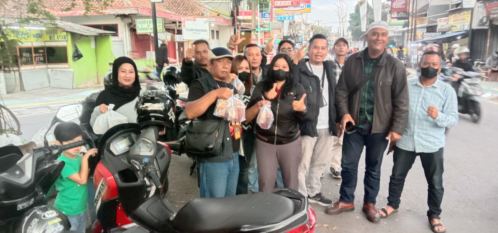 Wartawan Gabungan Bandung Barat Gelar Bakti Sosial Bagi Takjil di Bulan Ramadan