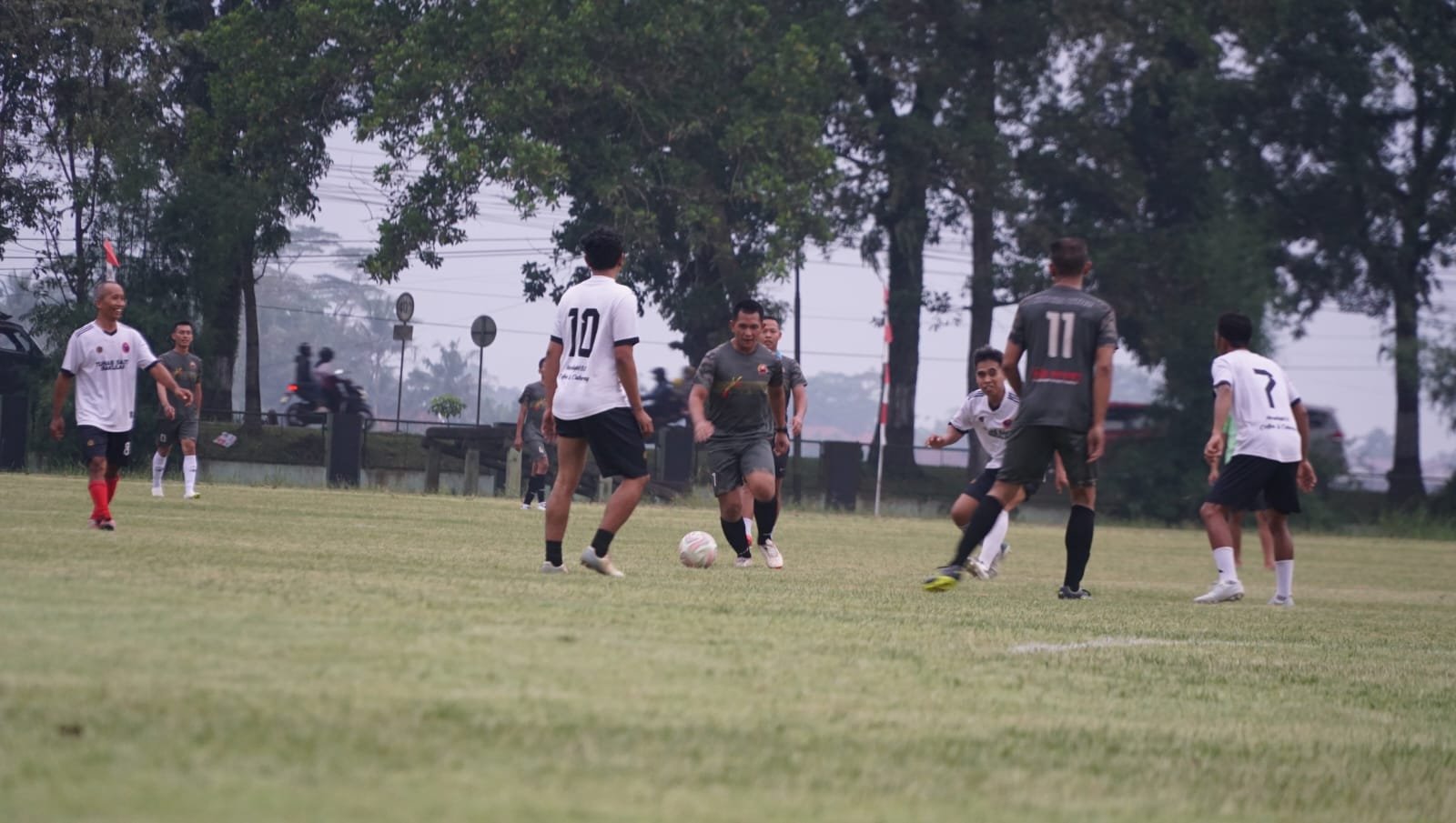 Laga Silaturahmi Kodim Purbalingga Vs EL Klemer FC Pererat Kebersamaan