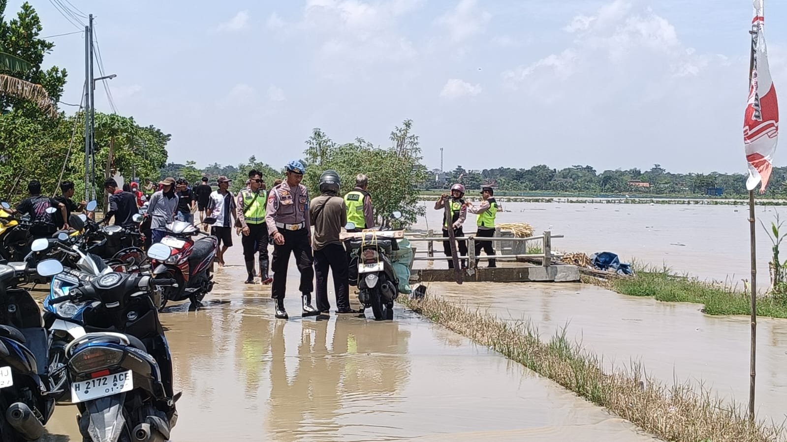 Polres Demak Fokus Evakuasi Warga, Tanggul Jebol Picu Banjir di Guntur
