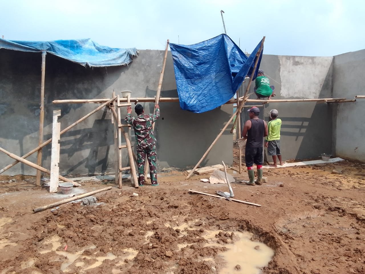Babinsa Aktif Dampingi Pembangunan KDKMP Desa Wlahar, Wujud Sinergi TNI dan Warga