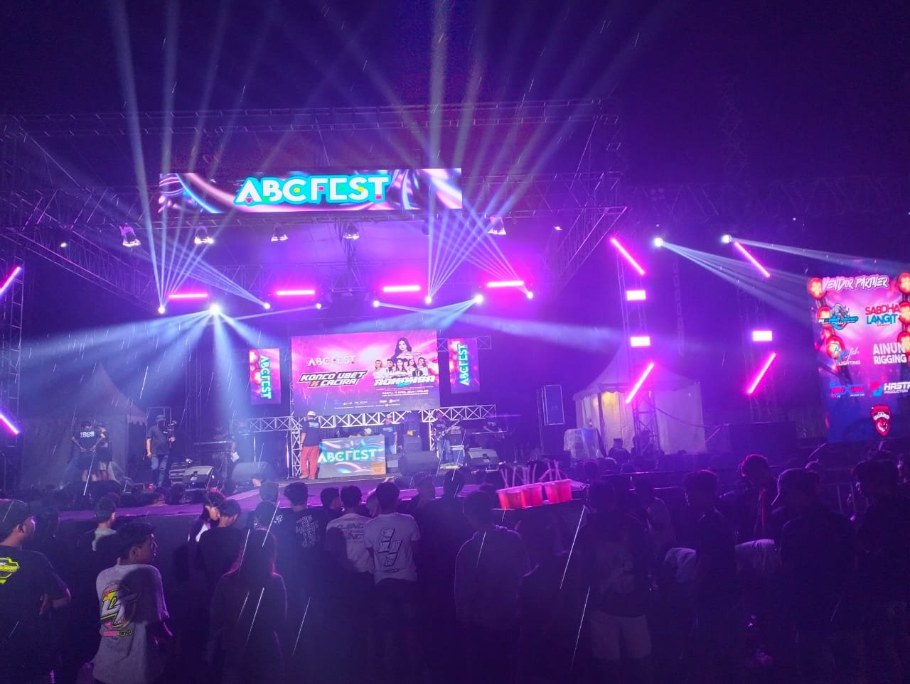 Diiringi Guyuran Hujan Gerimis, DJ Aliendya Menghipnotis Ribuan Penonton di ABC FEST 