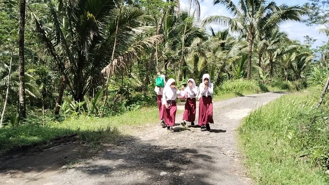 Keceriaan Pelajar Sambut TMMD, Jalan Desa Krangean Segera Dibangun