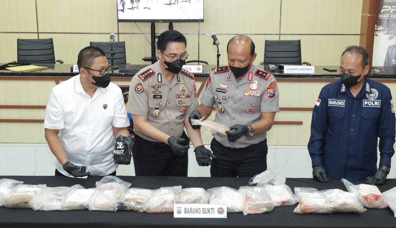 Polda Jatim Lakukan Uji Laboratoris Terkait Temuan Diduga Narkotika 27,83 Kg di Pesisir Giligenting 