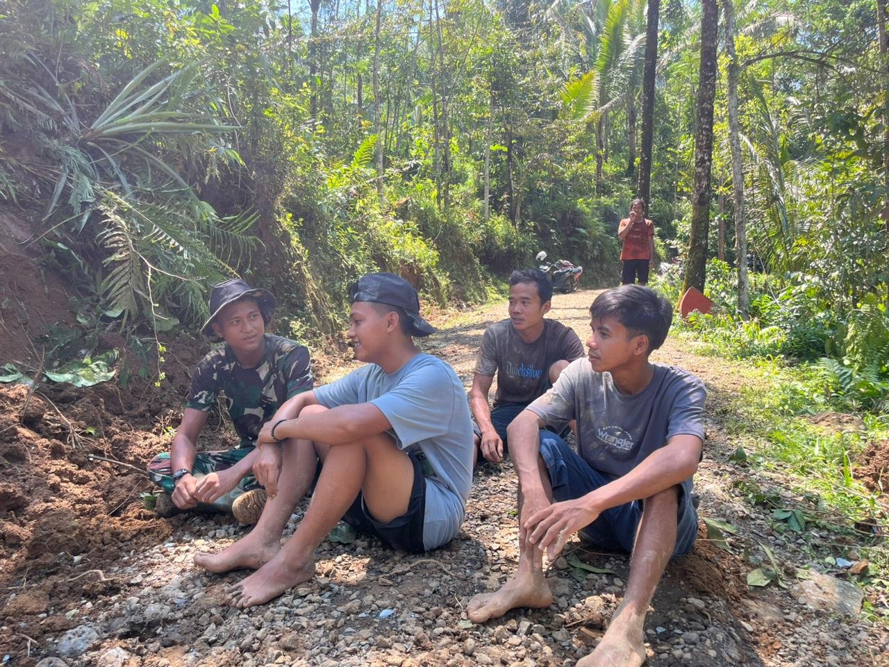Di Bawah Pohon Rindang, TNI dan Warga Krangean Rajut Kebersamaan di Sela TMMD