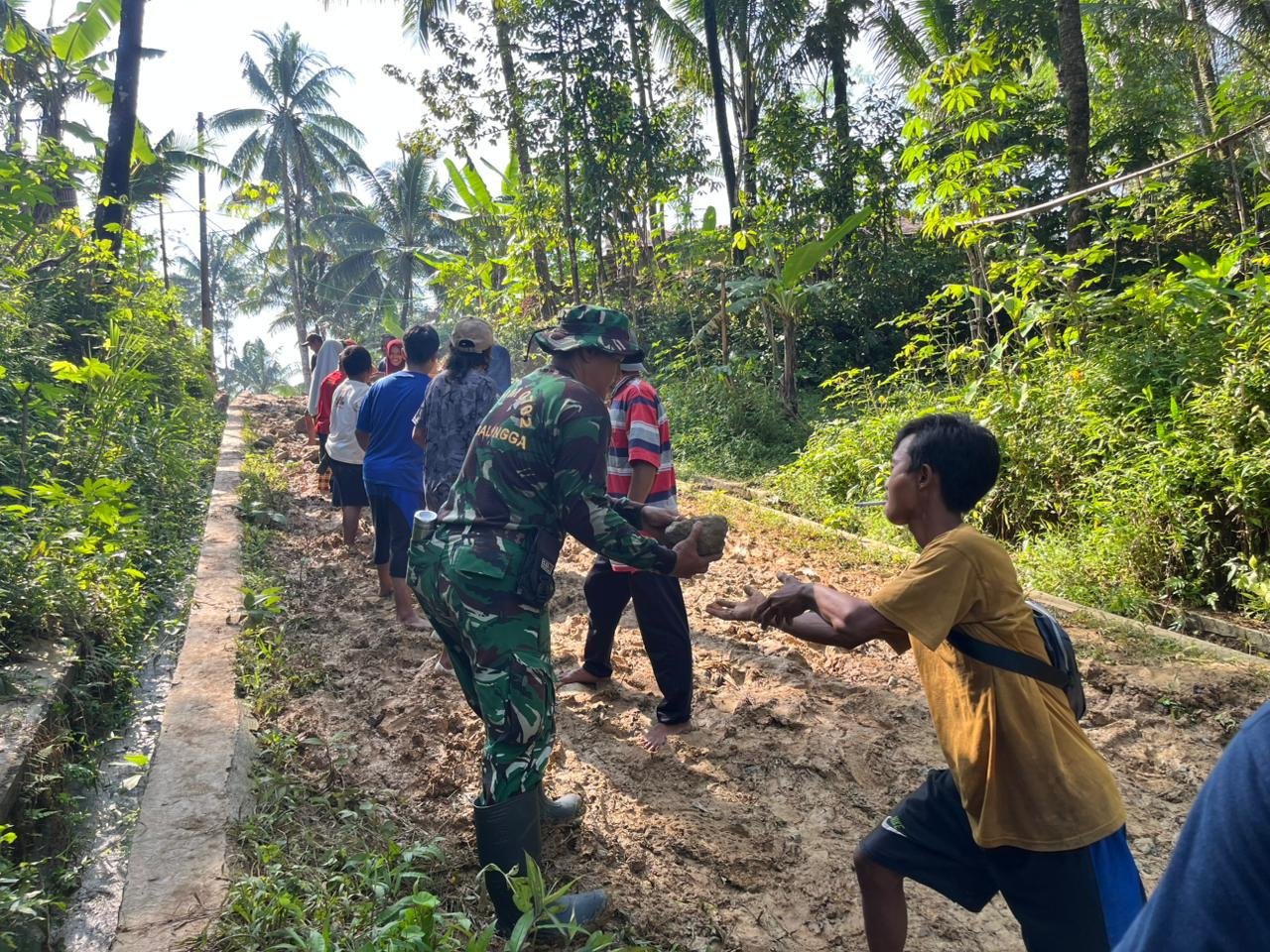 TMMD Eratkan Hubungan Sosial Warga Lewat Estafet Batu Pembangunan Jembatan Garuda