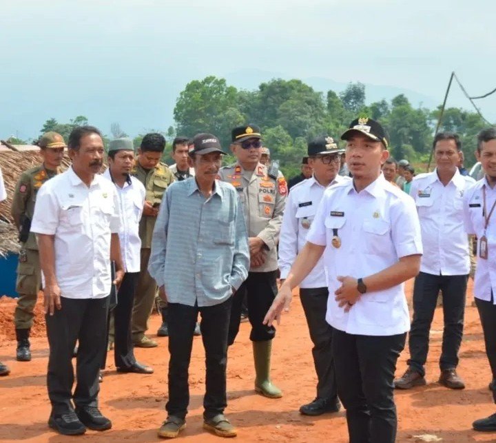 Keoala Dinas Perkimtan Lebak Dampingi Bupati Tinjau Huntara di Lebak Gedong
