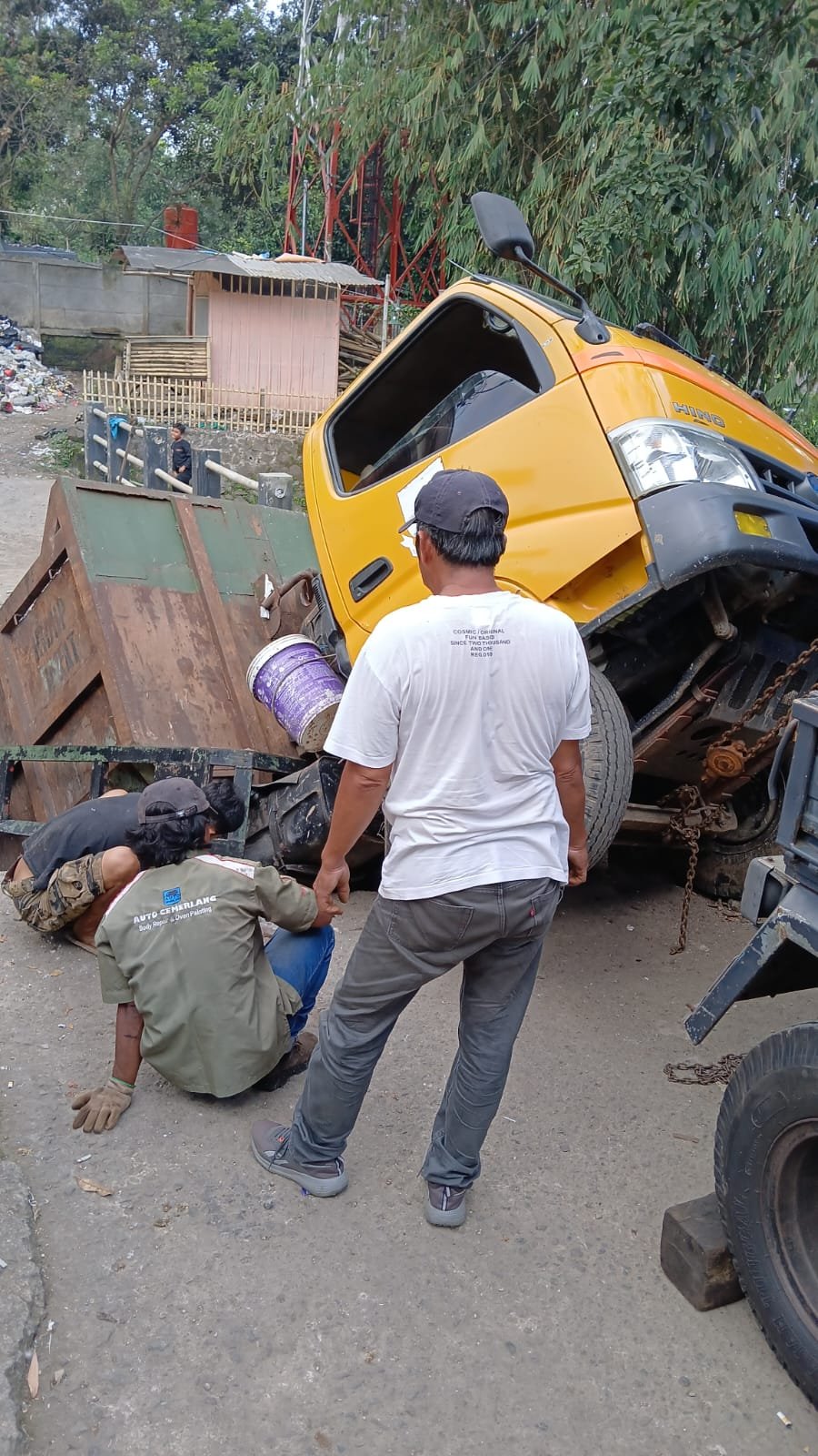 Truk Sampah PT Kebersihan Kabupaten Bandung Barat Terperosok di Dekat TPS Ciwaruga