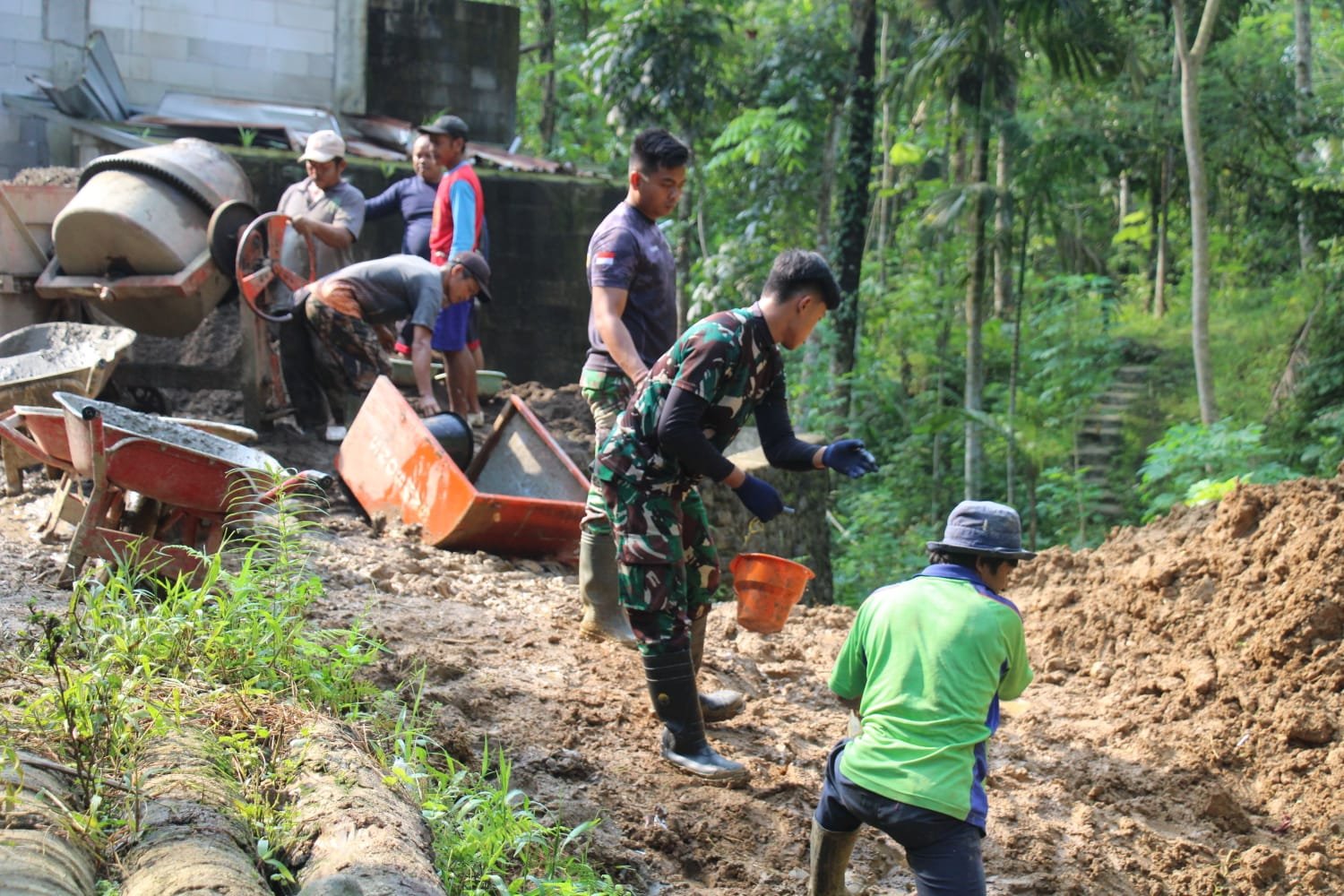 Dari Batang Kelapa Menuju Jalan Beton, Gotong Royong Warnai TMMD di Krangean 