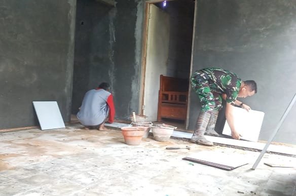 TNI dan Warga Purbalingga Kompak Renovasi Rumah Tidak Layak Huni Milik Ibu Tasini