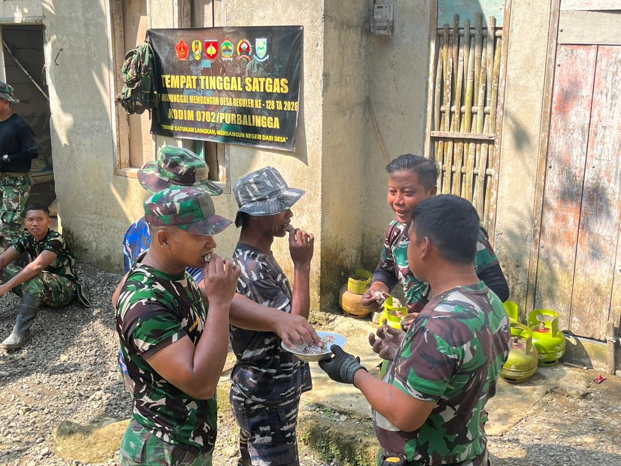 Camilan Sederhana Pengusir Lelah Satgas TMMD di Desa Krangean