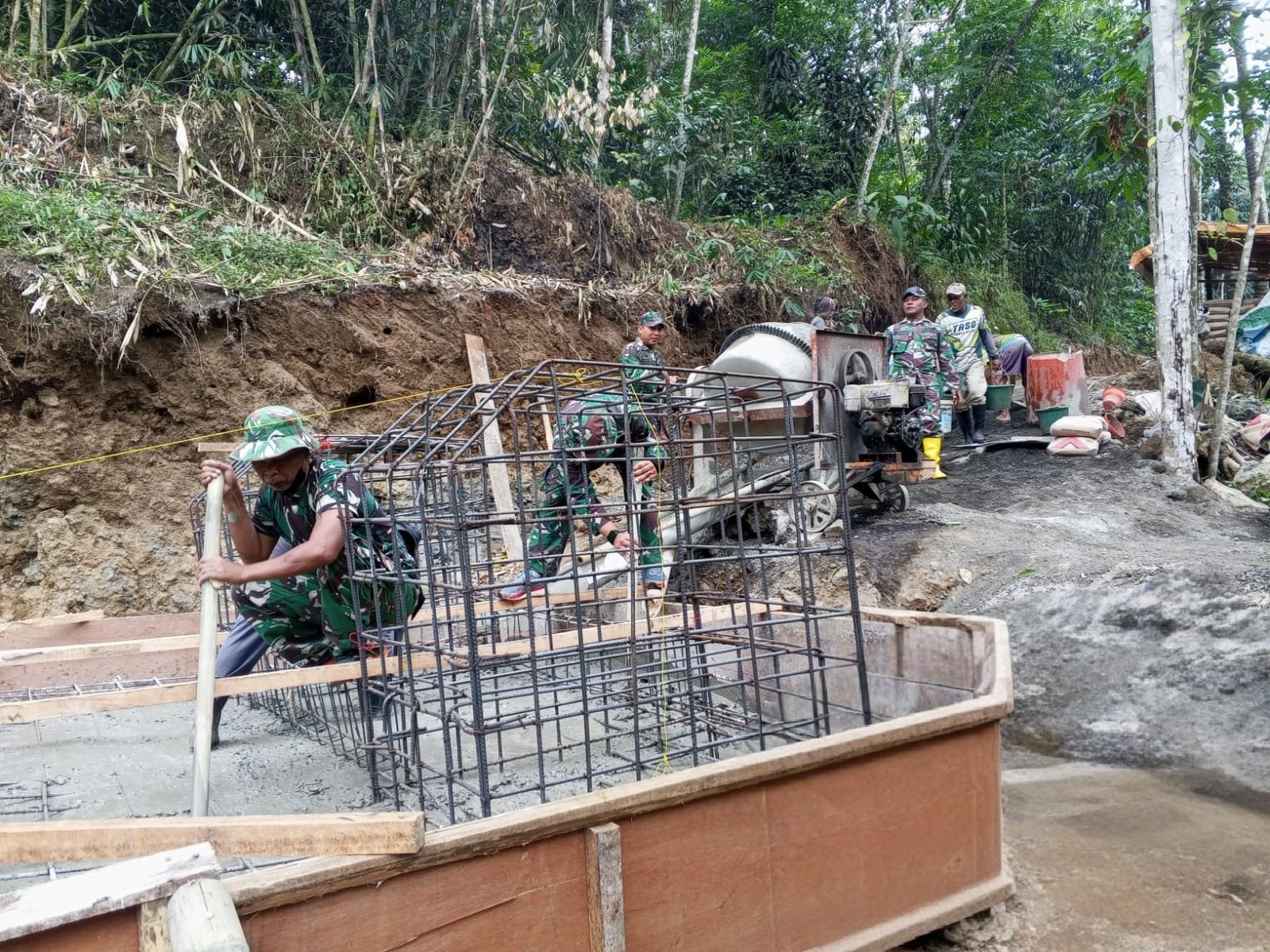 Semangat Gotong royong, TNI dan Warga Percepatan Pembangunan Jembatan Garuda