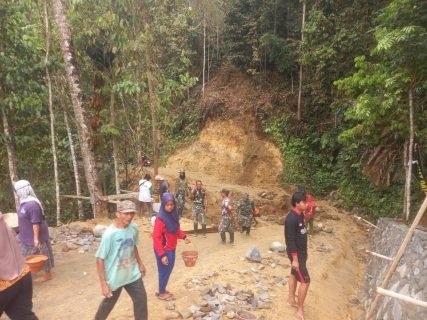 Satgas TMMD Kodim Purbalingga Bangun Plat Beton di Desa Bantarbarang